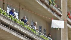 Tareixa Campo y sus vecinos cantan el himno desde su ventana en Lugo.