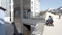 El ascensor junto a la Diputaci�n es el mejor acceso a la Muralla para las personas con discapacidad