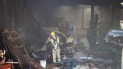 Incendio en una f�brica de madera en Cuntis