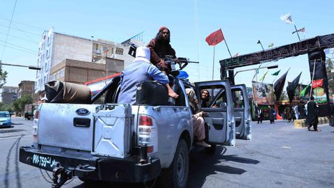 Patrulla taliban por la ciudad de Herat.