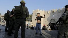 La polic�a cachea a un joven palestino en Jerusal�n