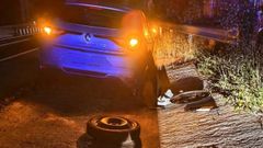 Da&ntilde;os sufridos por uno de los veh&iacute;culos tras encontrarse con el bloque de cemento en la calzada.