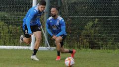 V�ctor Garc�a, junto a H�ctor Hern�ndez, en un entrenamiento del Deportivo en Abegondo