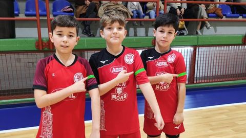 Los jugadores del Coru�a FS con los brazaletes de la AECC