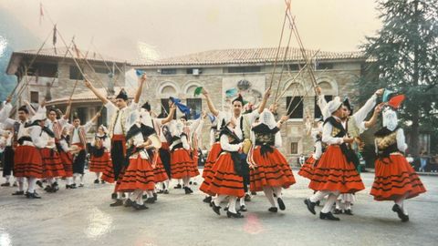 Danza del Portal, en Villaviciosa, representadaen Covadonga