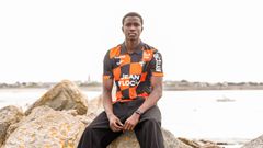 Abdoulaye Faye, hace un a�o, posando como nuevo jugador del FC Lorient.