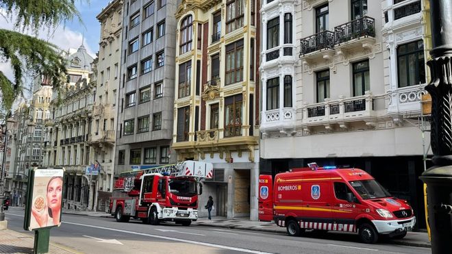 Bomberos en el edifico donde se encontr� el cad�ver