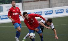 El carball�s Aar�n le disputa un bal�n a Rub�n Arce ante la mirada de Gonzalo. 