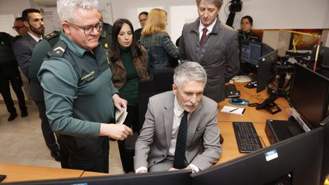 El ministro del Interior, Fernando Grande-Marlaska, y el alcalde de Soria, Carlos Martínez (derecha) durante una visita a la Comandancia de la Guardia Civil en la capital provincial.