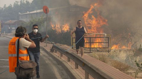 Labores de extinci&oacute;n del fuego por parte de vecinos de Garres y Lages.
