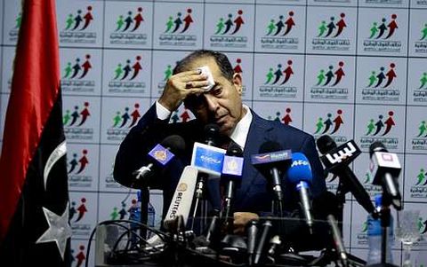 Yibril se seca el sudor durante la rueda de prensa que dio el domingo en Trípoli.