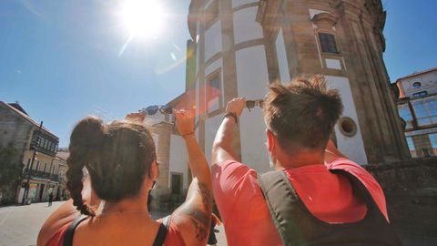 En Pontevedra, varios turistas miran el eclipse