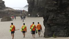 Socorristas en la playa ribadense de As Catedrais