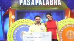 Silvia Jato entrega el bote a uno de los concursantes que lo gan� en la etapa de �Pasapalabra� en Antena 3