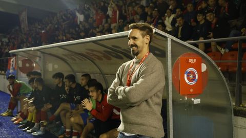 Borja Fern�ndez, entrenado de la UD Ourense, sonriente en el banquillo al comienzo del encuentro de la Copa del Rey.
