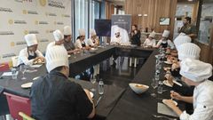 Chefs y alumnos de la Escuela Internacional de Cocina de Valladolid saboreando merluza del pincho de Burela este 29 de septiembre