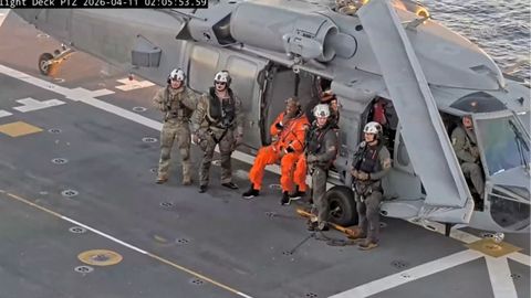 El piloto de la misi�n Artemis 2, V�ctor Glover,en un buque de la Marina de EE. UU. en el Pac�fico frente a la costa de California.