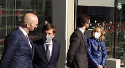 Tensa conversaci�n entre Nadia Calvi�o y Pablo Casado.Pablo Casado y Nadia Calvi�o hablan mientras esperan la llegada del Rey