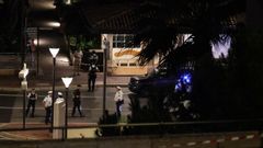 Agentes de polic�a hacen guardia tras informarse de una explosi�n en el bulevar de Italia