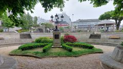 El busto de Fraga está situado en la alameda, frente a su casa natal.