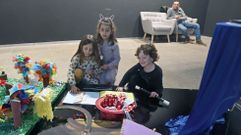 Tres de las peque�as visitantes que estos d�as campan a sus anchas en el Sal�n do Libro.