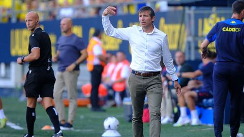 El entrenador del C�diz, Albert Celades, durante el partido ante el Celta.