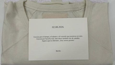 Camiseta id�ntica a la de Bad Bunny que se han encontrado en sus mesas este lunes todos los empleados de la central de Zara en Arteixo