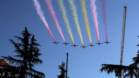 Los aviones de la Patrulla guila sueltan el humo para dibujar la bandera espaola en el desfile del Da de la Hispanidad