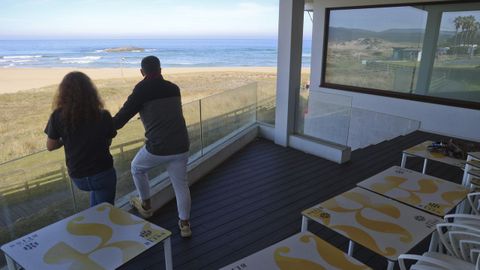 La terraza frente al mar con vistas al islote de A Frouxeira, del complejo hostelero del Coyote. 