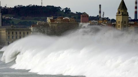 Enormes olas en la playa de San Lorenzo, con el Elogio del Horizonte al fondo