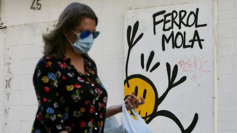 Personas con masacarilla por las calles de Ferrol