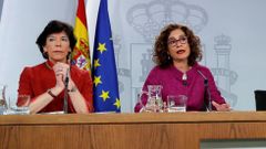 La ministra de Educaci�n, Isabel Cela�, a la izquierda, con la portavoz Mar�a Jesus Montero, hoy tras la reuni�n del Consejo de Ministros