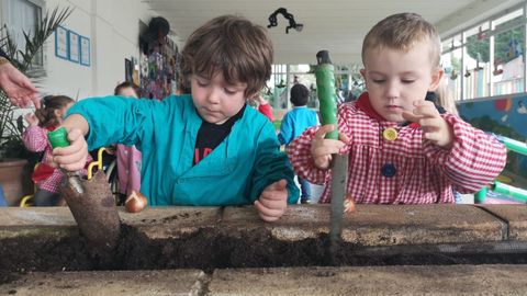 Alumnos de la Escola Infantil de Vilalba trabajando en el huerto escolar
