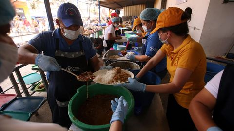 Ciudadanos venezolanos cruzan a diario la frontera entre su pas y Colombia para recibir una racin de comida en el comedor Divina Providencia de Cculta 