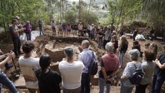 En la imagen, el arque�logo Samuel Ni�n muestra a los visitantes los restos desenterrados en el castro de Esmelle