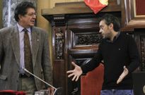 El alcalde, Xulio Ferreiro, hablando ayer con el secretario durante el pleno. 
