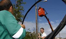 Operarios del Concello de Carballo reponen el cable sustra�do en la parroquia de Sof�n.
