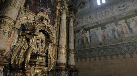 Un detalle del altar mayor, con los murales del presbiterio al fondo