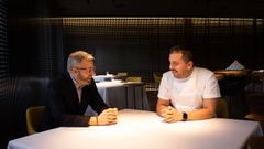 Manuel y �scar Vidal, metre y cocinero del Asador O'Pazo, en Padr�n
