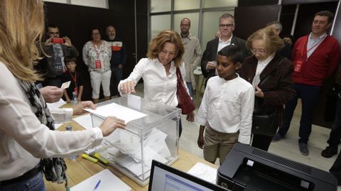 La candidata del PSOE de A Corua, Mar Barcn, acude a votar con su familia