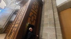 El p�rroco de San Juli�n, Antonio Rodr�guez Basanta, con la cuerda de campana que seg�n todos los indicios utiliz� el asaltante de la concatedral para descender hasta la nave central desde la zona en la que se encuentra el �rgano.