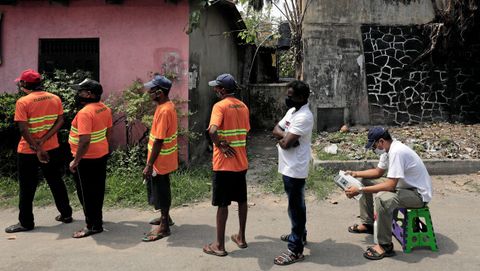 Un hombre espera su turno en Sri Lanka para someterse a la prueba del covid-19