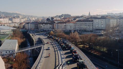 Unos 90 tractores entraron en caravana hasta el centro de la ciudad de Ourense