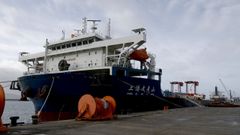 Momento, en enero del 2025, en el que empezaron a descargar en el puerto exterior las gr&uacute;as destrozadas por el temporal en el barco chino Shang de Wu Yi Shan