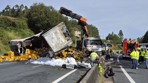 Un cami�n cargado de cerveza se incendia y obliga a cortar la AP-9 en Pontevedra
