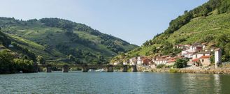 El pueblo de Belesar, entre las orillas de O Savi�ao (derecha) y Chantada, es el punto de inicio de la ruta