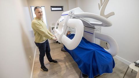 Tecnolog�a. Diego P�rez ha sumado a su cl�nica larachesa una nueva m�quina de resonancia magn�tica terap�utica, la MBST, la segunda que llega a sus instalaciones en apenas dos a�os, elementos de vanguardia de los que adem�s hay pocos en Espa�a.