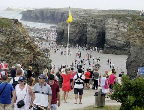 Durante todo el mes de agosto, la playa de As Catedrais recibe a miles de visitantes cada d�a. 