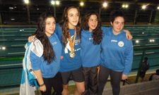 Ant�a Garc�a, junto al resto de compa�eras j�nior portando las medallas, tras la prueba en Ourense.