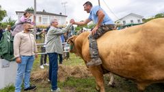 Alfonso Rueda, presidente de la Xunta, haciendo campa�a para el PP en Cervantes, Lugo
